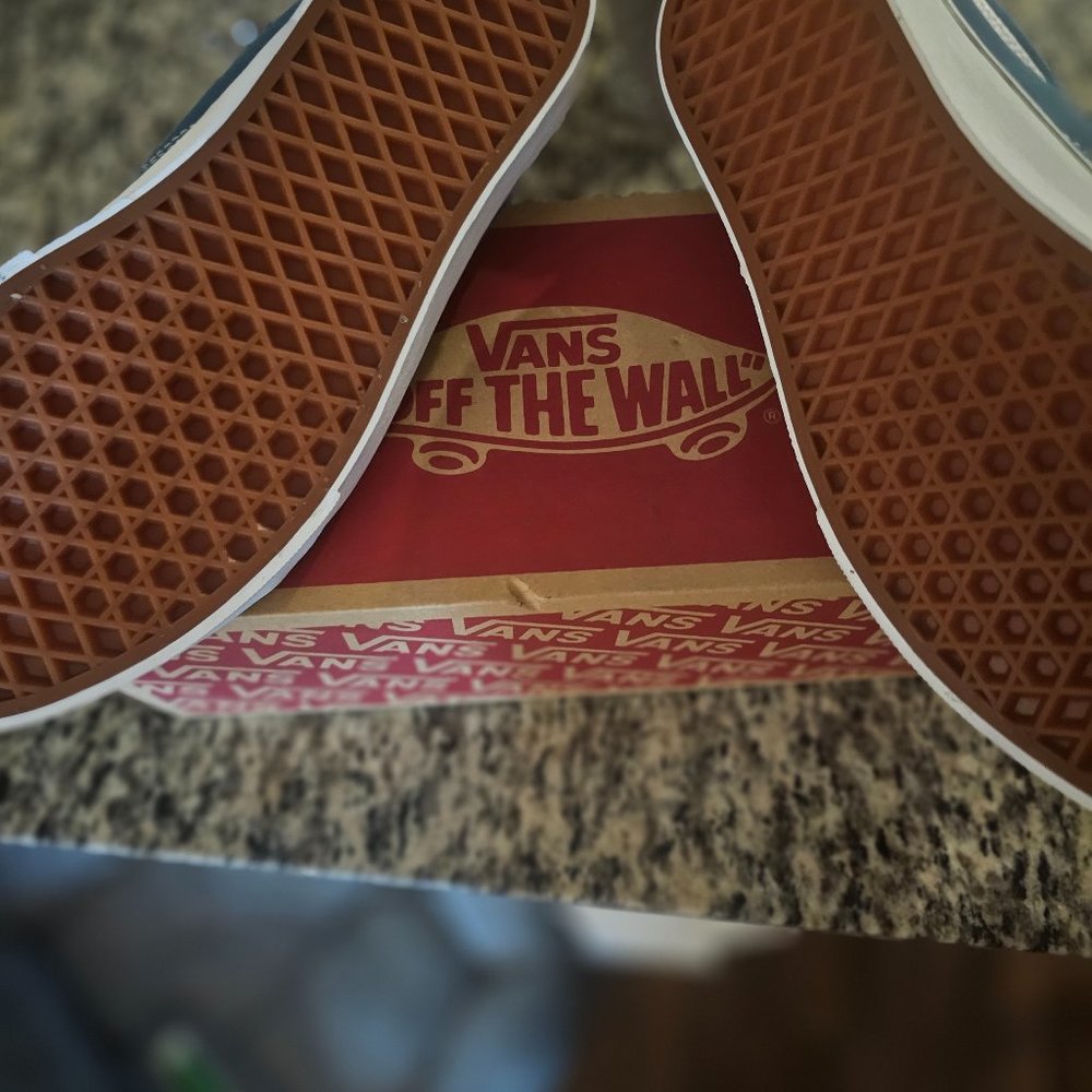 VANS - Picture 2 of 2